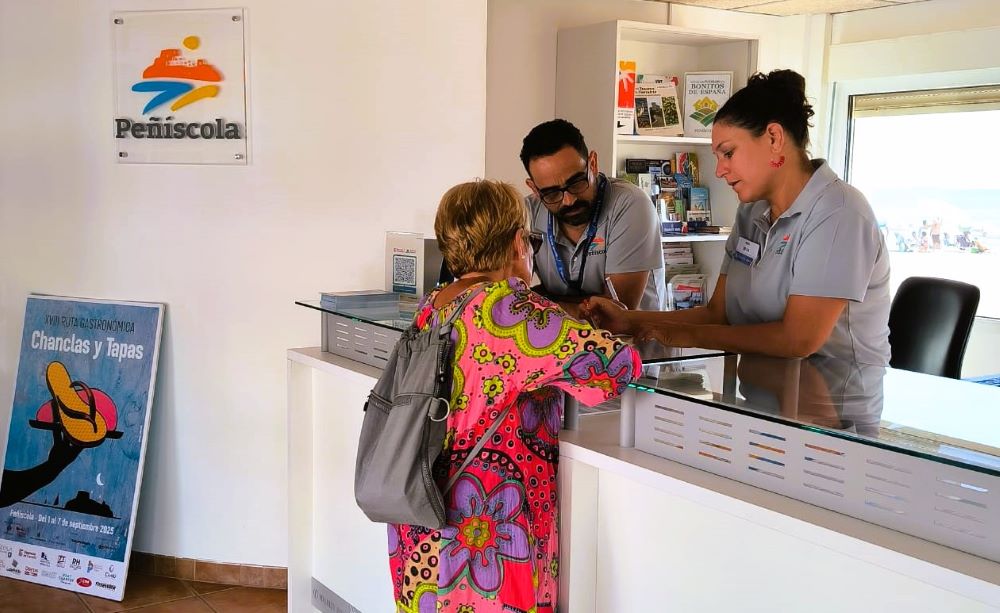 Peníscola ha atés a l'agost quasi 400 consultes diàries de mitjana en les oficines d'informació turística