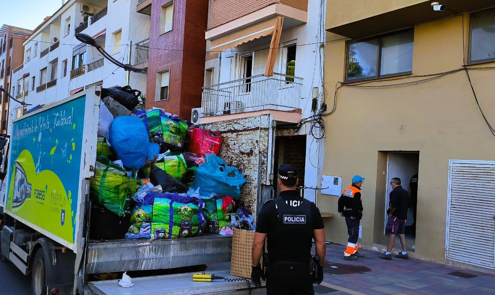La Policia Local de Peníscola destruïx més de 47.000 articles procedents del «top manta»