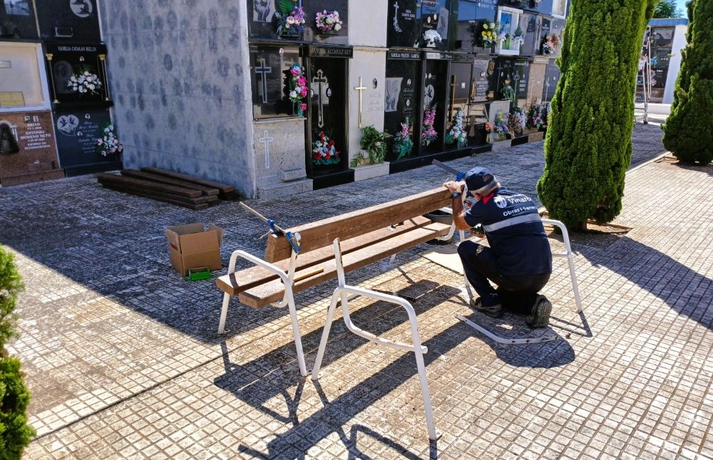 L’Ajuntament de Vinaròs adequa el cementeri municipal amb motiu de la celebració de Tots Sants