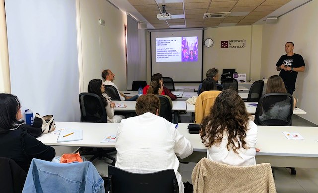 La Diputació aborda les addiccions entre joves amb la conferència «Nous reptes en l'adolescència»