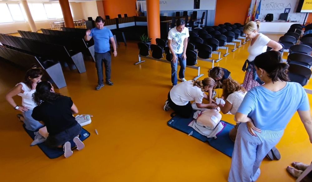 Una trentena de persones assistixen a la formació per a l'ús de desfibril·ladors a Peníscola