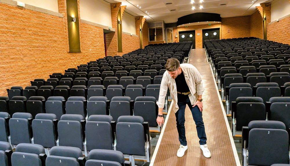 L’Auditori de Benicarló renova el pati de butaques i millora l’equipament de la caixa escènica