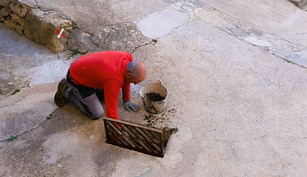 Ares posa a punt la xarxa d'embornals abans de l'arribada de l'època de pluges