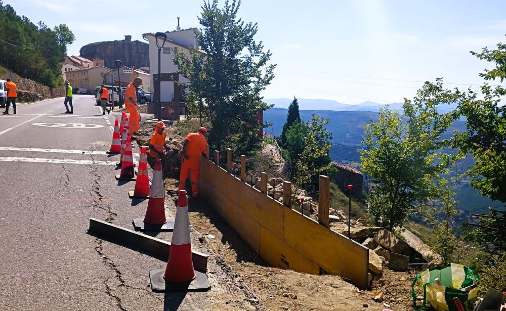 En marxa les obres de reparació i millora de la calçada a l’entrada d'Ares