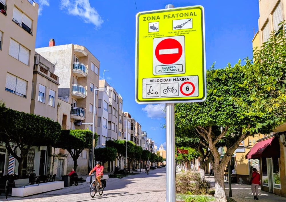 Comença la senyalització homogènia de totes les zones per als vianants de Benicarló