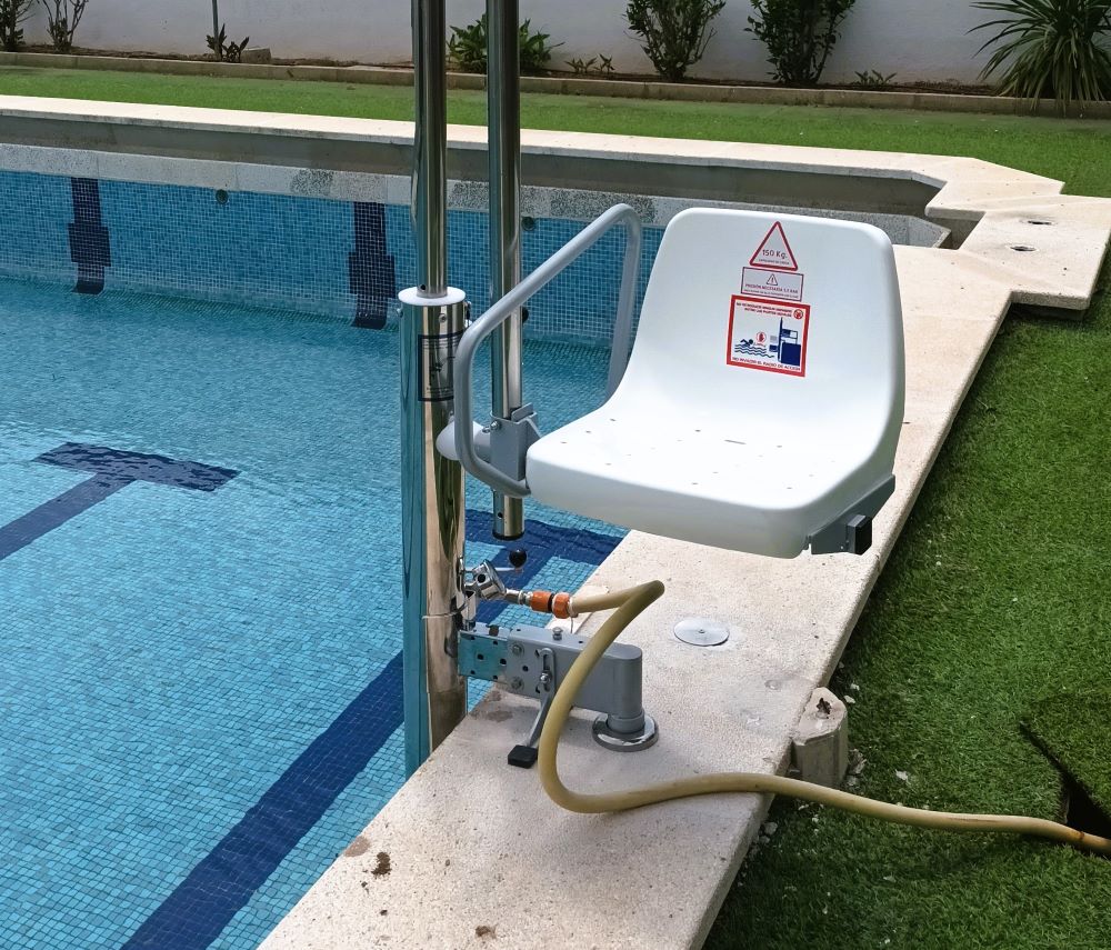 La Generalitat Valenciana subvenciona el nou elevador hidràulic de la piscina municipal d'Alcalà de Xivert