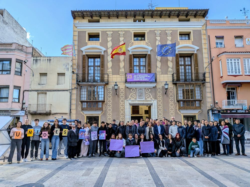 Benicarló manifesta el seu rebuig i condemna la violència masclista pel 25N