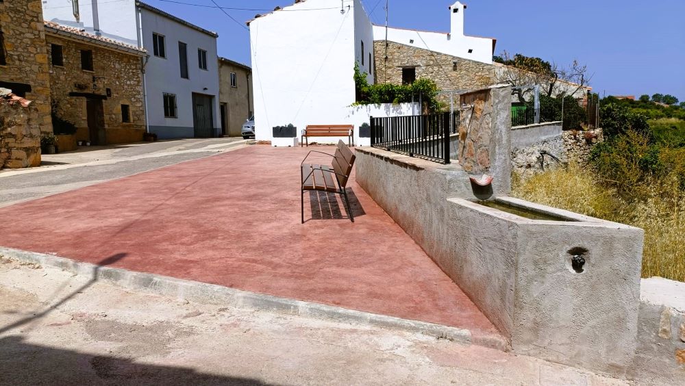 La Torre d'En Besora millora la plaça dels Vilàs i crea un nou aparcament