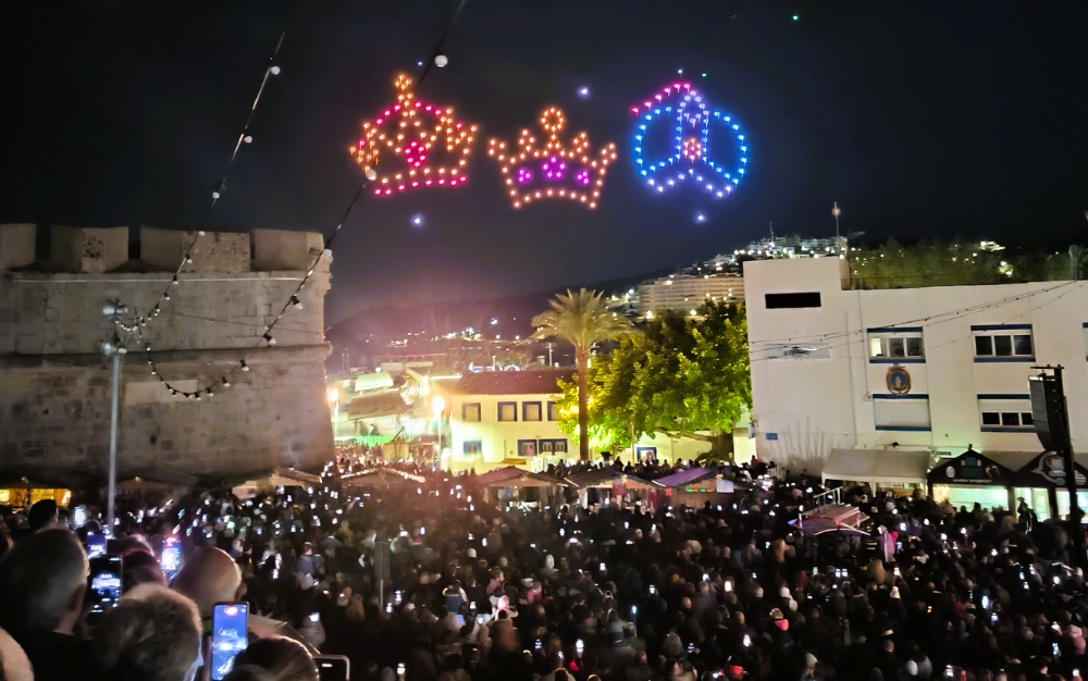 Peníscola il·lumina el cel per a encendre el seu espectacular enllumenat nadalenc