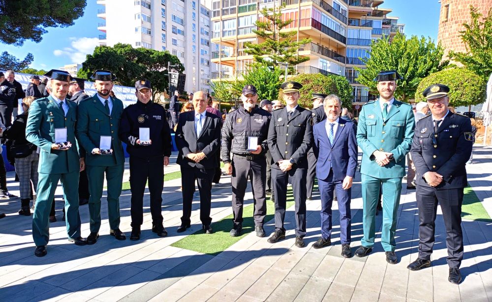 La Generalitat condecora dos agents de la Policia Local de Benicarló amb la Creu amb Distintiu Blau