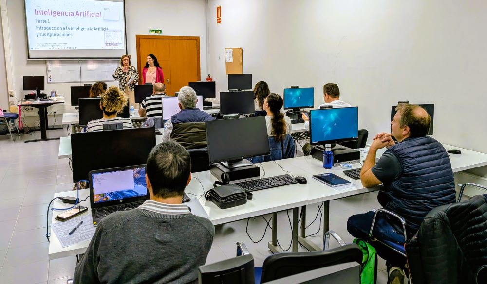 Benicarló acull un curs d’IA per a empresaris i pimes amb una gran acollida