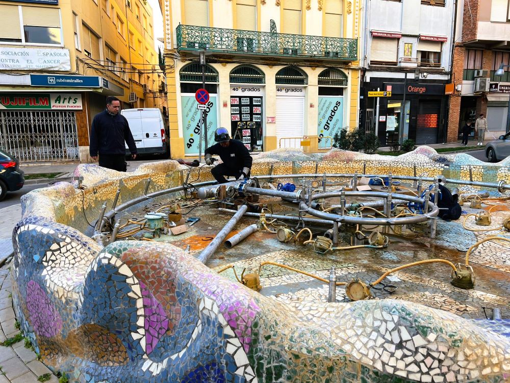 La Regidoria d'Obres i Serveis de Vinaròs adequa la font de la plaça Jovellar