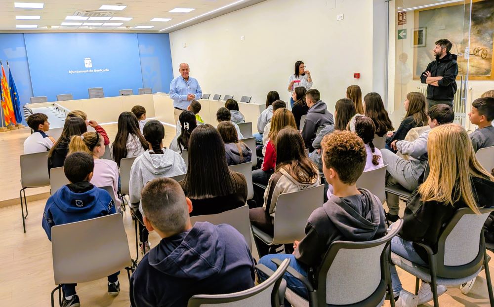 L’alcalde dona la benvinguda a 16 alumnes italians en un intercanvi educatiu amb el CEIP Marqués de Benicarló
