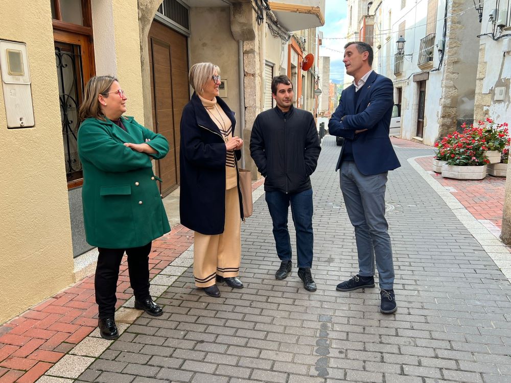 Càlig rep la restauració del panell ceràmic del Palau dels Vallterra
