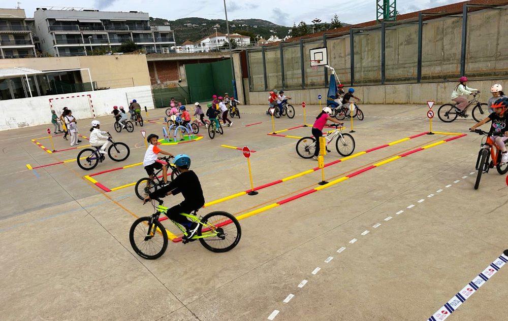 La PL d'Alcalà-Alcossebre estrena parc mòbil per a impartir educació viària en els centres educatius