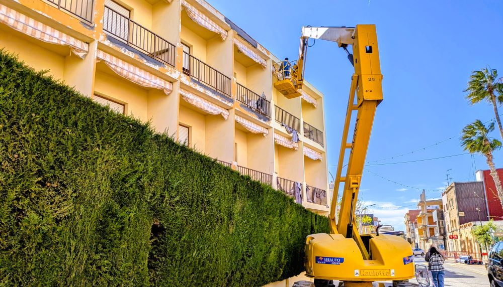 En marxa les obres de millora de la façana del Centre Geriàtric de Benicarló