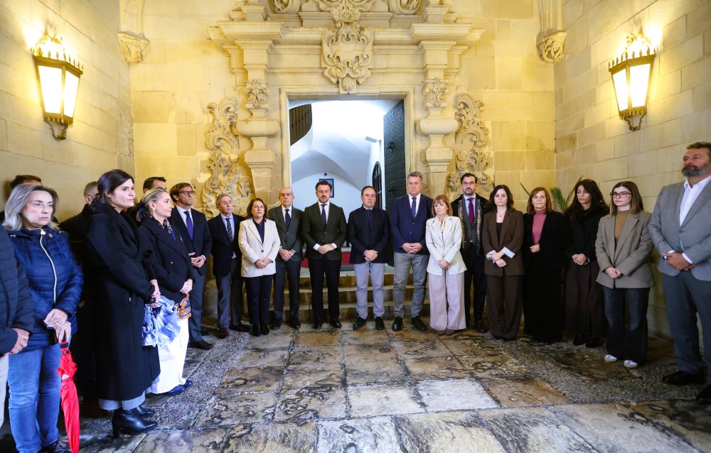 Pérez Llorca participa en el minut de silenci per a condemnar l'assassinat d'una dona a Catarroja