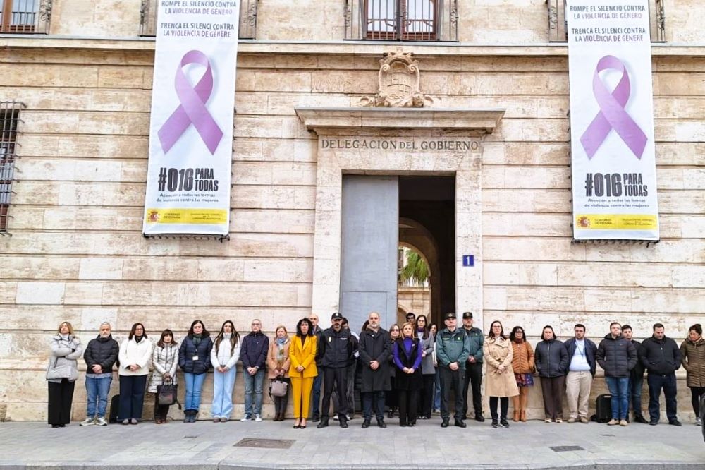 Minut de silenci en condemna per l'assassinat masclista d'Alacant