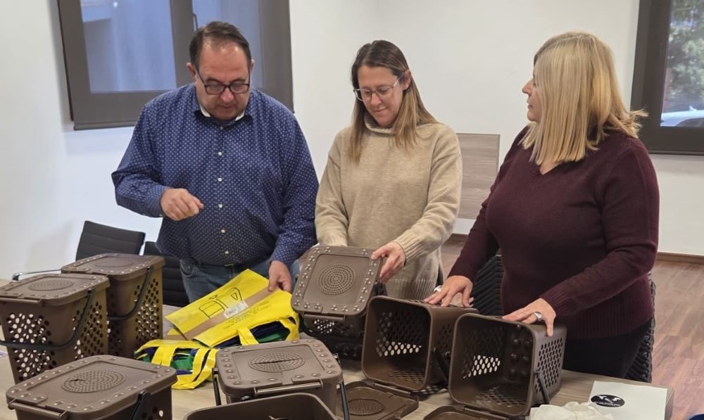 Sant Rafael del Riu reforça l'aposta pel reciclatge amb la distribució de bosses i poals per a l'orgànica