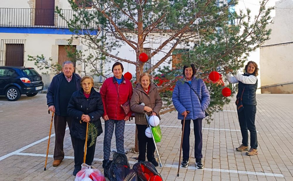 L’arbre de Nadal ja lluïx a Ares amb una decoració feta a mà pels usuaris de l'SPAP