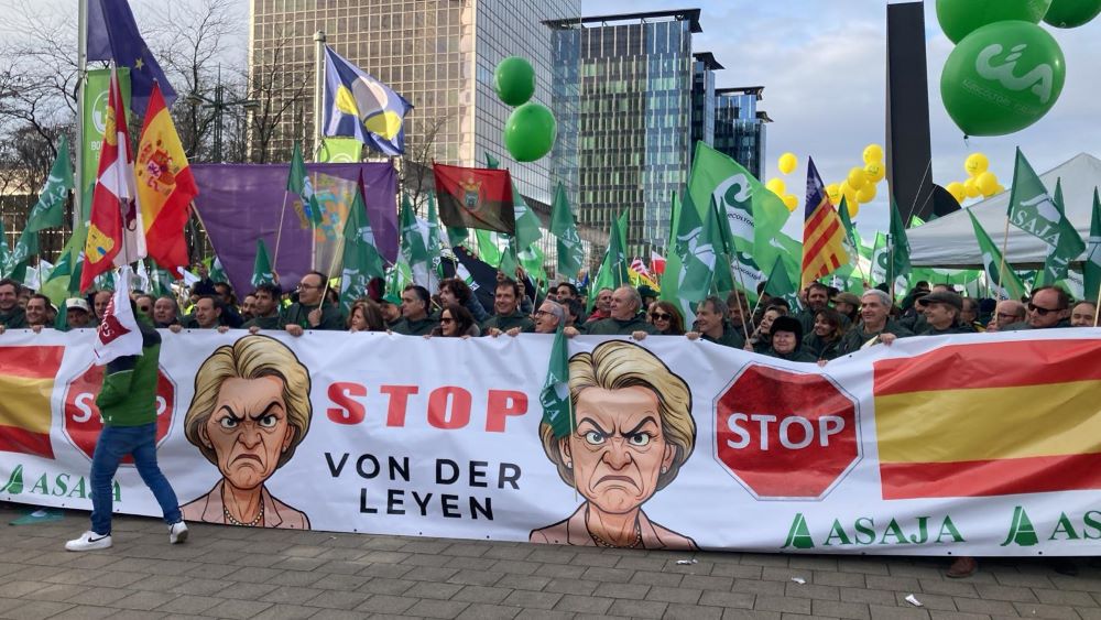 AVA-ASAJA es manifesta a Brussel·les: «Von der Leyen, prou de mentides»