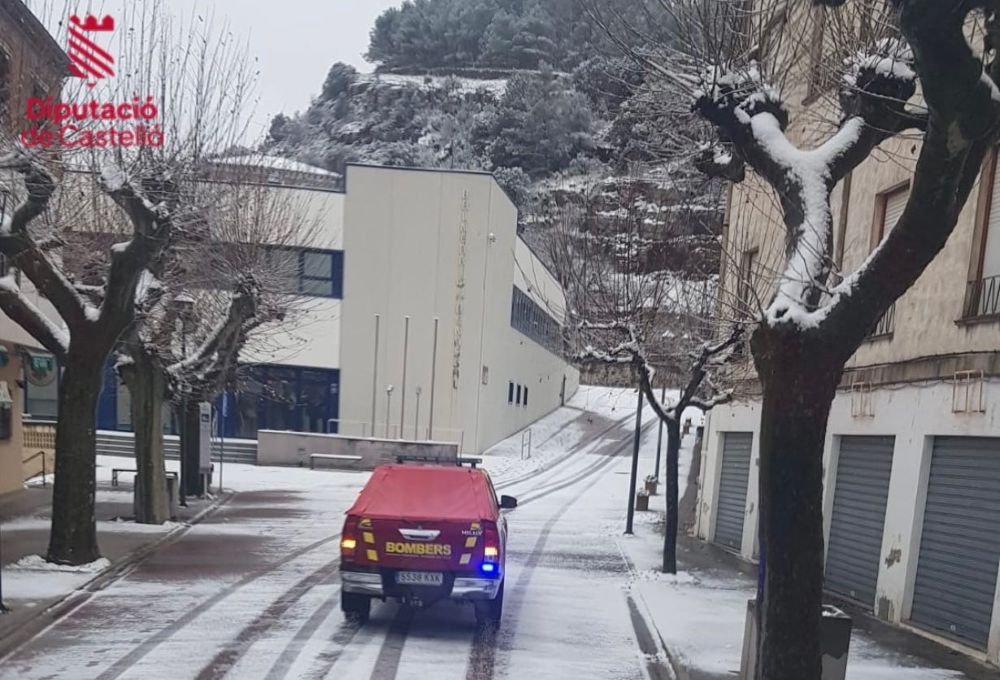 La vital tasca dels bombers voluntaris de Benassal en l'últim temporal de neu