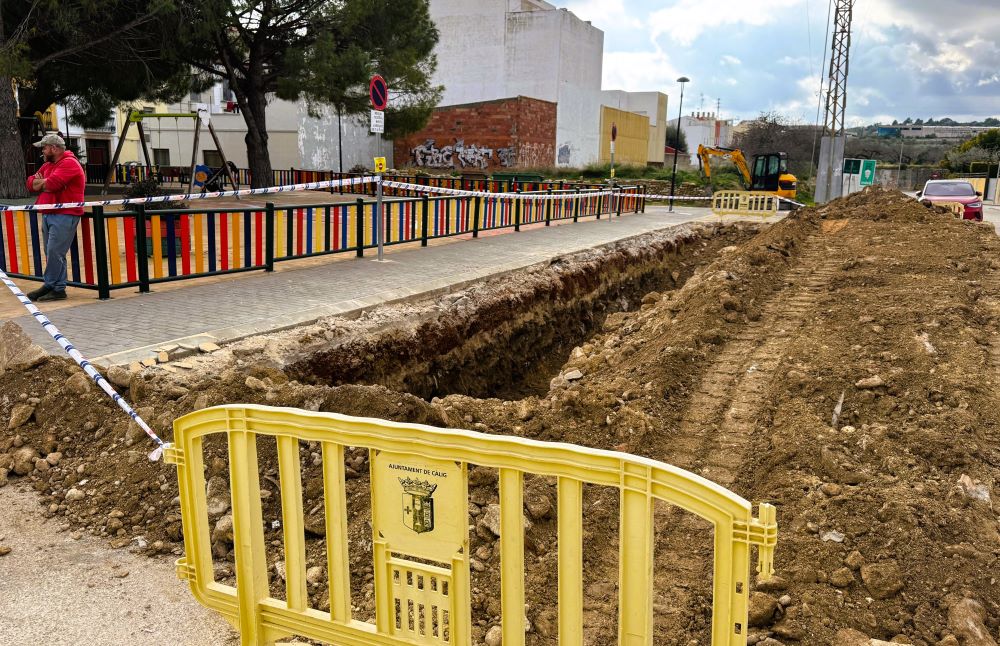 L’Ajuntament de Càlig adequa el drenatge de la plaça del País Valencià i del carrer de La Puríssima
