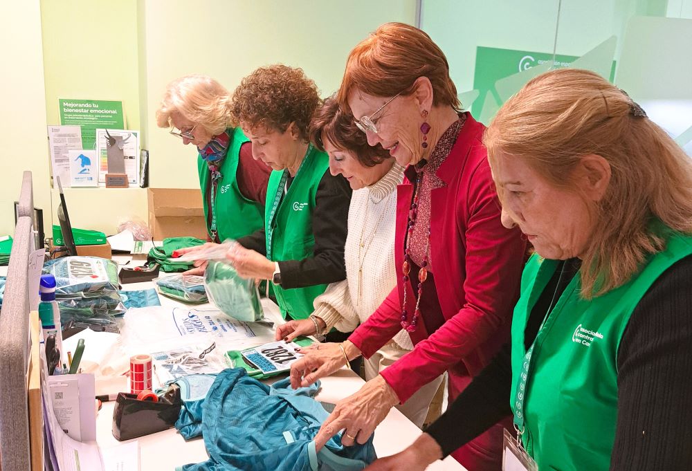Ritme accelerat en l'AECC per a preparar els lots solidaris de la X Marxa del dia 8