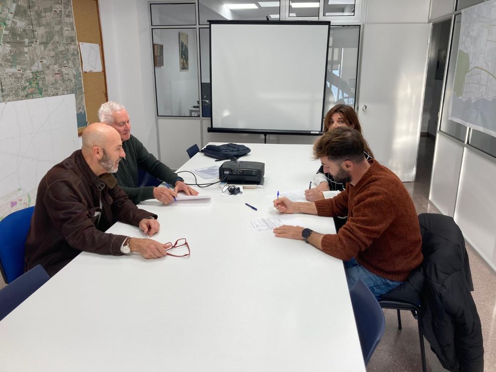 L'Ajuntament de Vinaròs signa l'acta de replanteig per a la restauració de la xemeneia de Fabril FEDESA