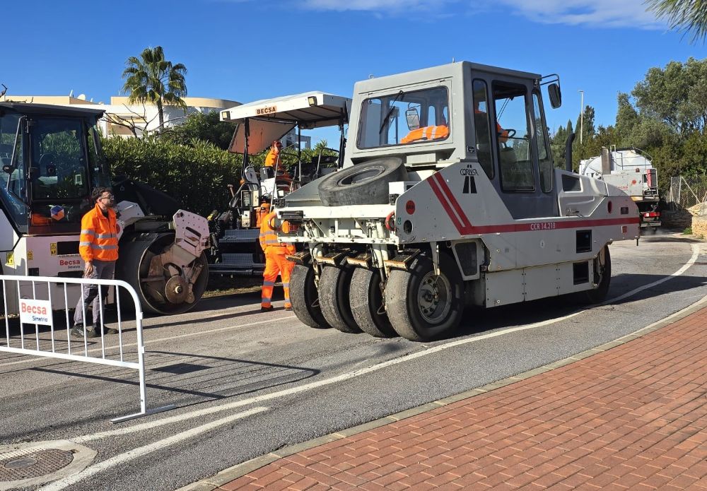 La Regidoria de Costa Nord, Costa Sud i Ermita de Vinaròs inicia la renovació del paviment de Deveses