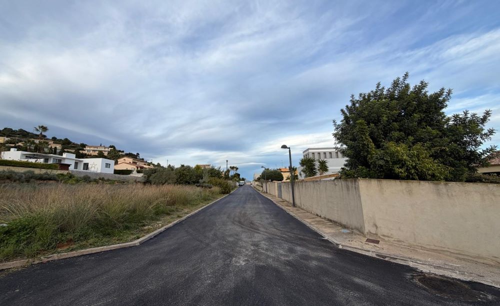 La Regidoria de Costa Nord, Costa Sud i Ermita de Vinaròs renova el paviment de La Closa