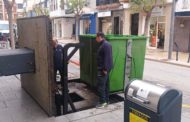 La Regidoria d'Obres i Serveis de Vinaròs treballa en la reparació dels contenidors soterrats
