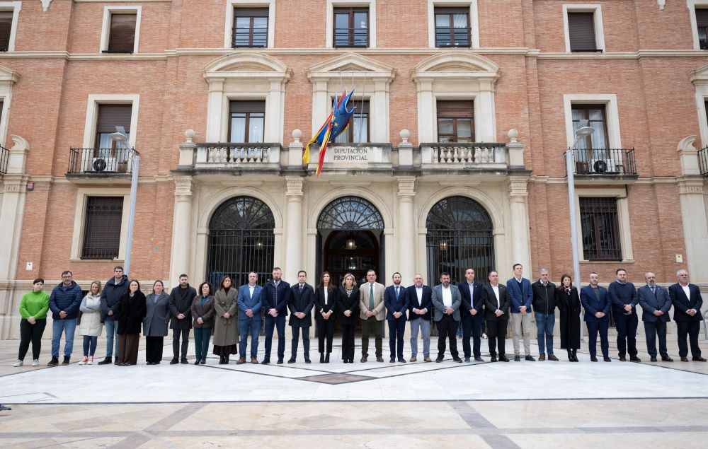 La Diputació de Castelló guarda un minut de silenci per les víctimes de l'accident ferroviari en Adamuz