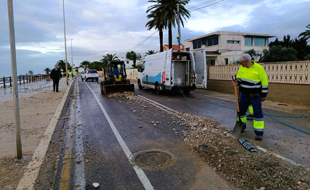 Des de primera hora del matí la Regidoria d'Obres i Serveis de Vinaròs treballa en la neteja del litoral