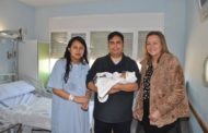 La directora territorial de Sanitat felicita els pares d'Eleanor, la 1a xiqueta nascuda en la CV al 2026