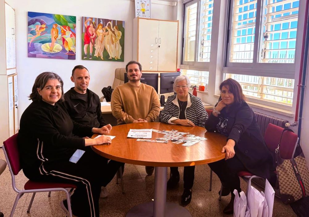 Serveis Socials de Vinaròs repartix polseres Centinela entre l’alumnat de Batxillerat i Cicles Formatius