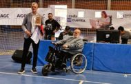 L'exjugador Nacho Rodilla rep un reconeixement de l'ADIV València de mans de Ramón Gisbert
