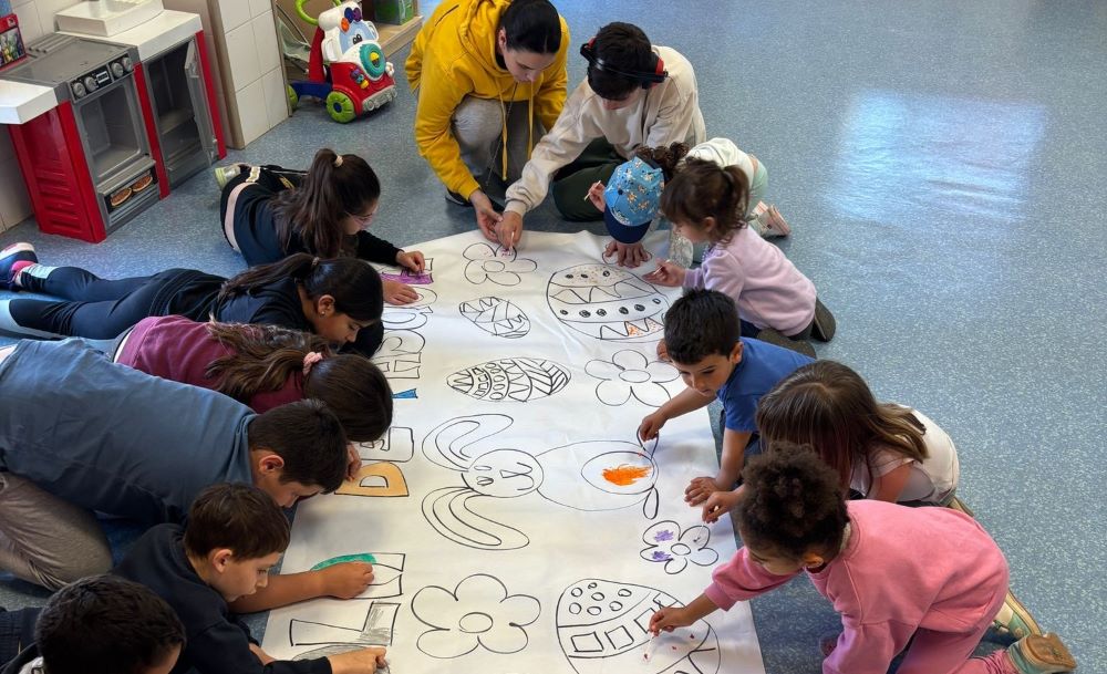 Prop de 20 xiquets i xiquetes gaudixen de l'Escola de Pasqua a Santa Magdalena