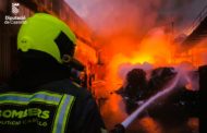 Els bombers continuen treballant en l'incendi de la planta de reciclatge d'Onda