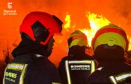Els bombers actuen en un incendi en una empresa de desballestament de cotxes i una de palets d'Onda
