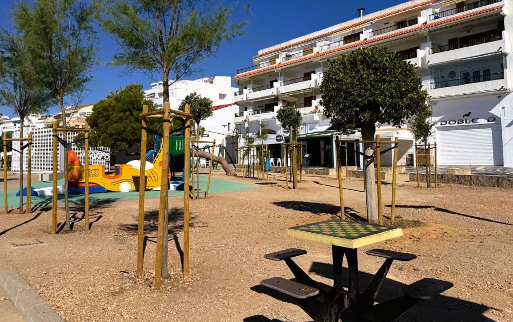Alcalà-Alcossebre adjudica nous elements de mobiliari i ombres per a la reordenació de la plaça Vista Alegre