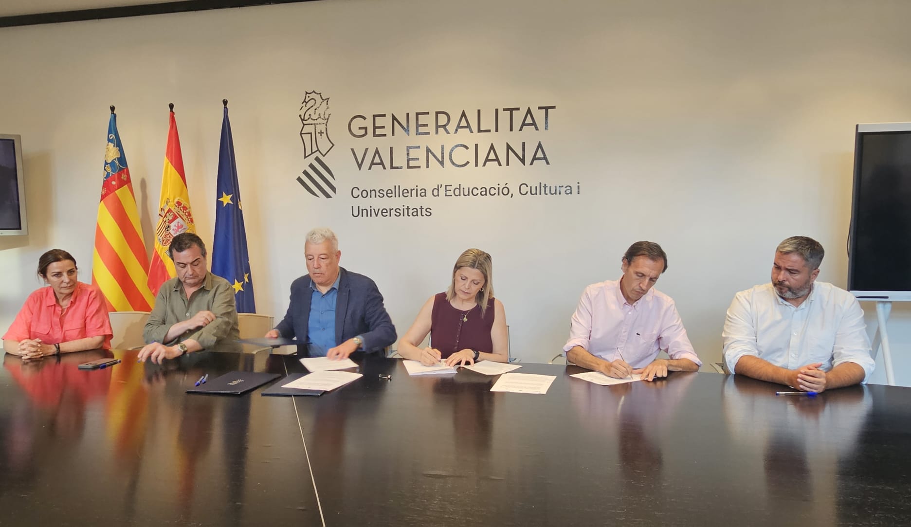 Educació desbloqueja la negociació parcialment. 200 euros de pujada salarial i 6 dies de lliure disposició