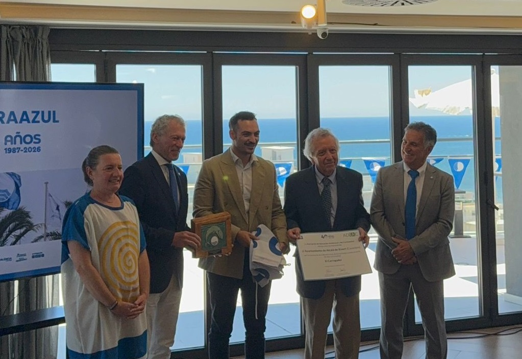 Alcalà-Alcossebre rep una distinció especial per mantindre la bandera blava de la platja del Carregador