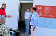 La Regidoria de Turisme de Vinaròs instal·la un lavabo, dutxa i vestuari adaptat a la platja