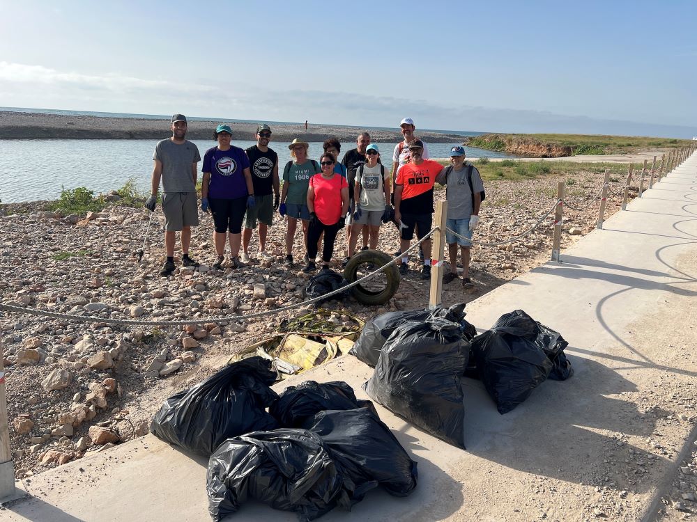 Compromís recull 200 kg de residus en la campanya de neteja de la Mar Xica i la rambla de Cervera