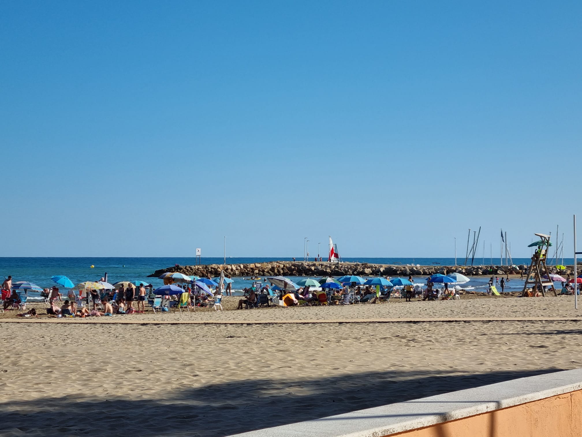 Torreblanca reforça la seguretat i l’accessibilitat de les seues platges amb l’inici del servei de socorrisme