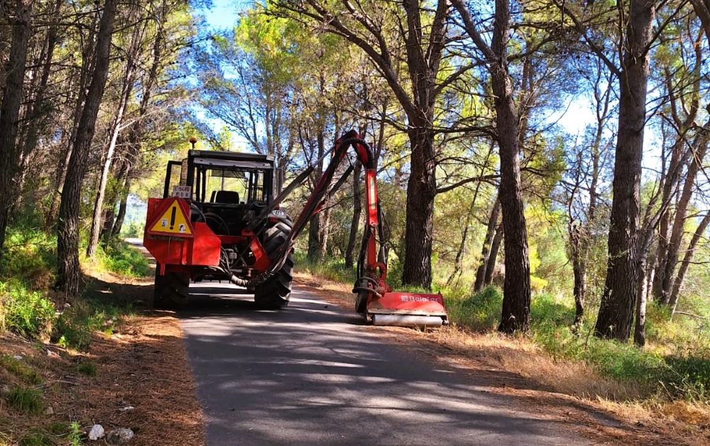 L'Ajuntament de Rossell comença els treballs de desbrossament dels camins rurals del terme municipal