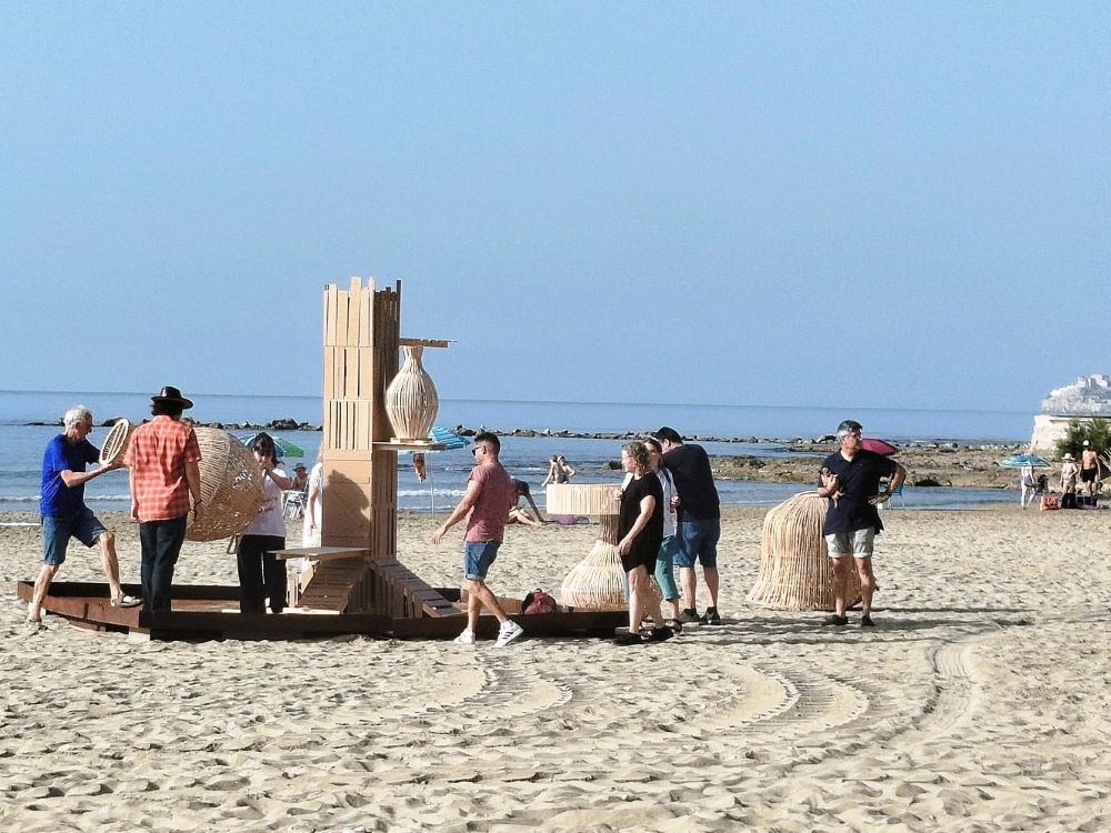 Benicarló ultima el muntatge de la foguera de Sant Joan que cremarà aquesta nit