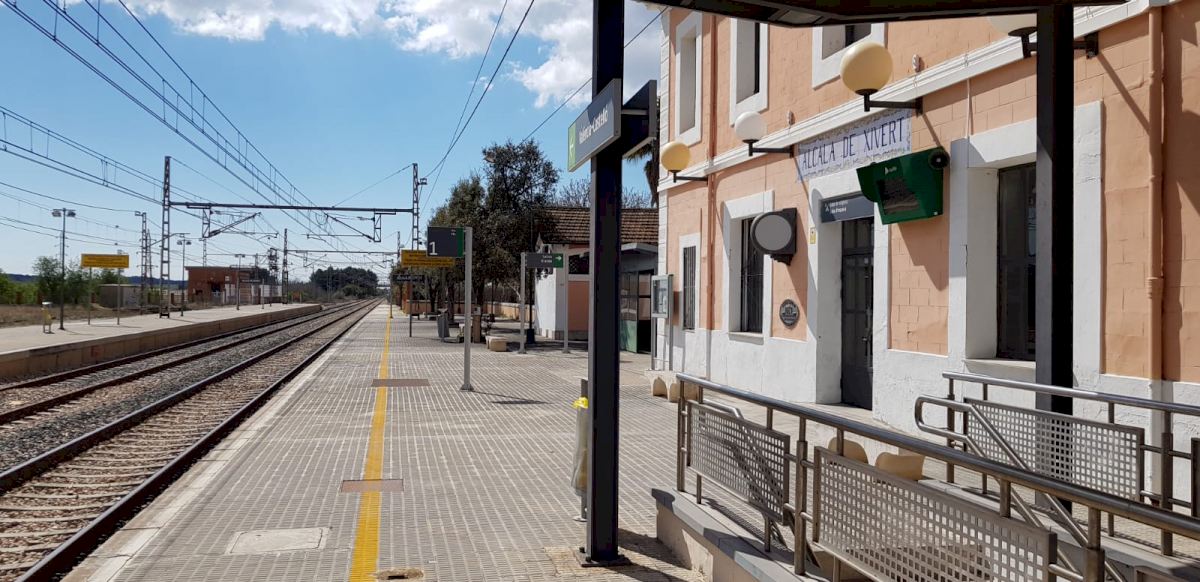 L'Ajuntament i ADIF renoven el seu acord per a mantindre oberta l'estació de tren d'Alcalà de Xivert