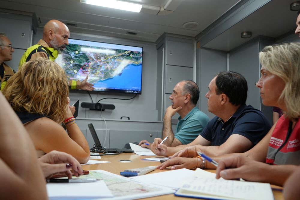 La Generalitat desplega més de 450 efectius i 20 mitjans aeris per a combatre l'incendi de La Vall d'Uixó